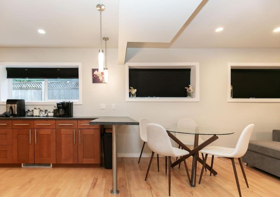 Lovely 1 Bedroom Suite Near Town Victoria Exterior foto