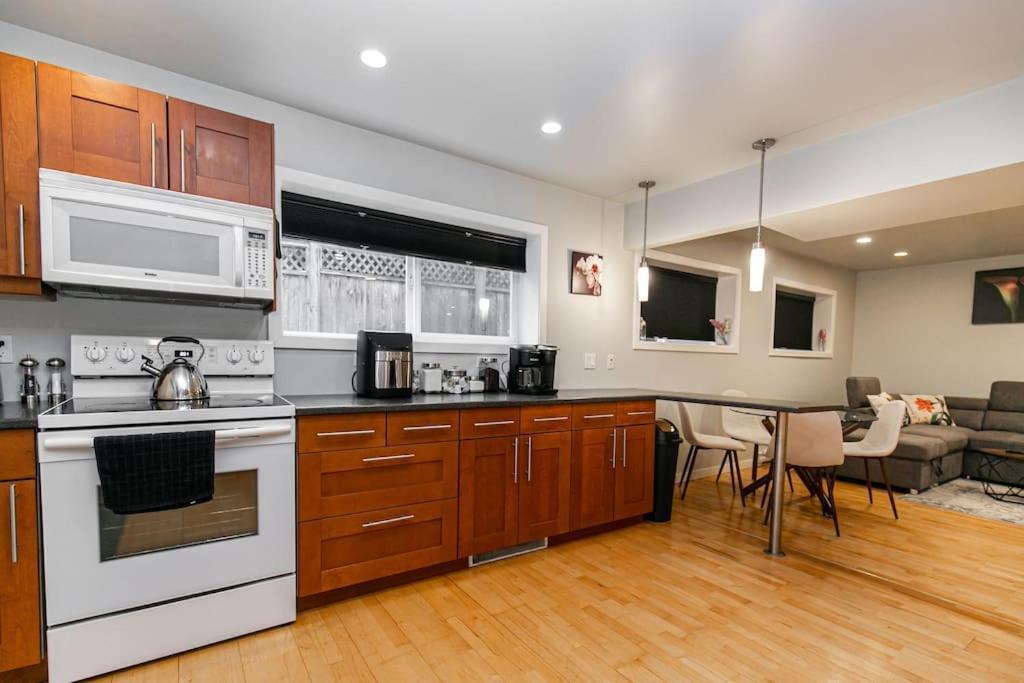 Lovely 1 Bedroom Suite Near Town Victoria Exterior foto