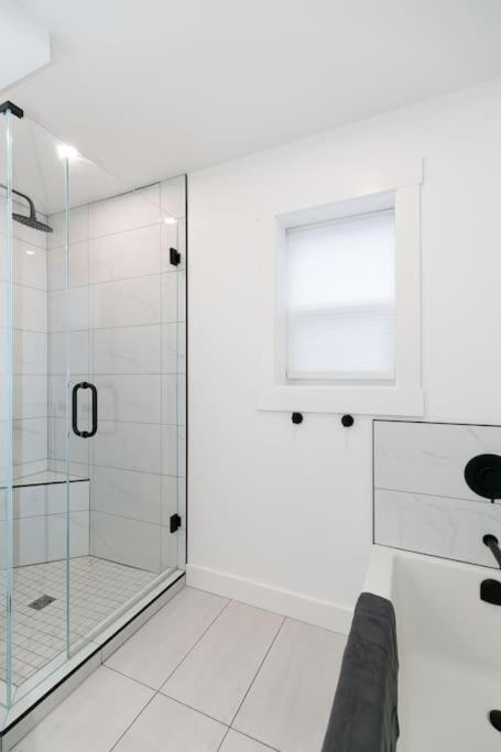 Lovely 1 Bedroom Suite Near Town Victoria Exterior foto